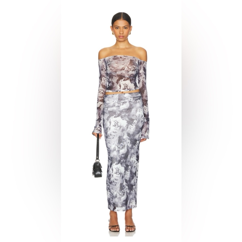 Kora skirt and top set, top is sheet, skirt is lined
Size S
